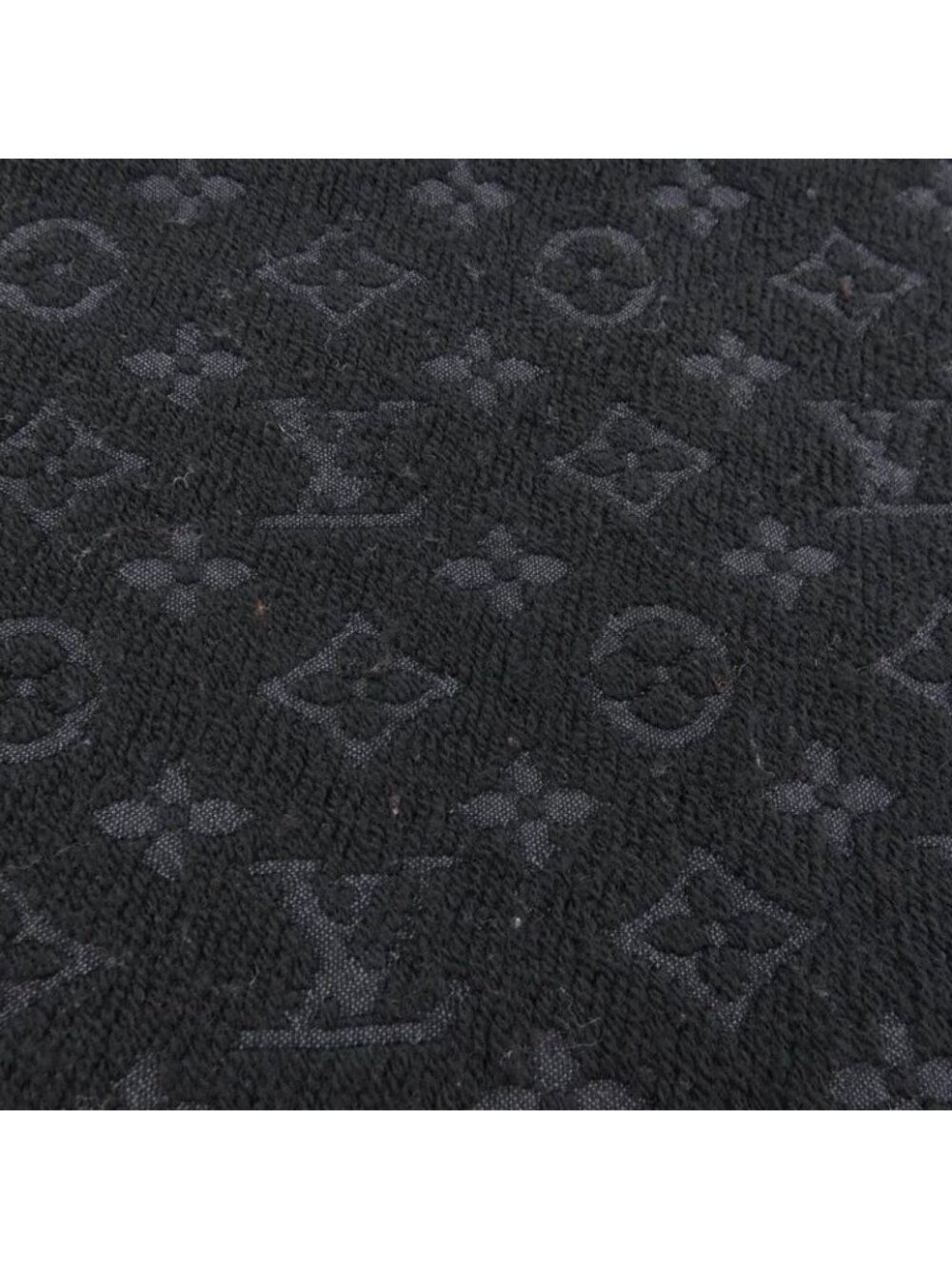 Louis Vuitton Monogram Classic Scarf - Picture 4 of 4
